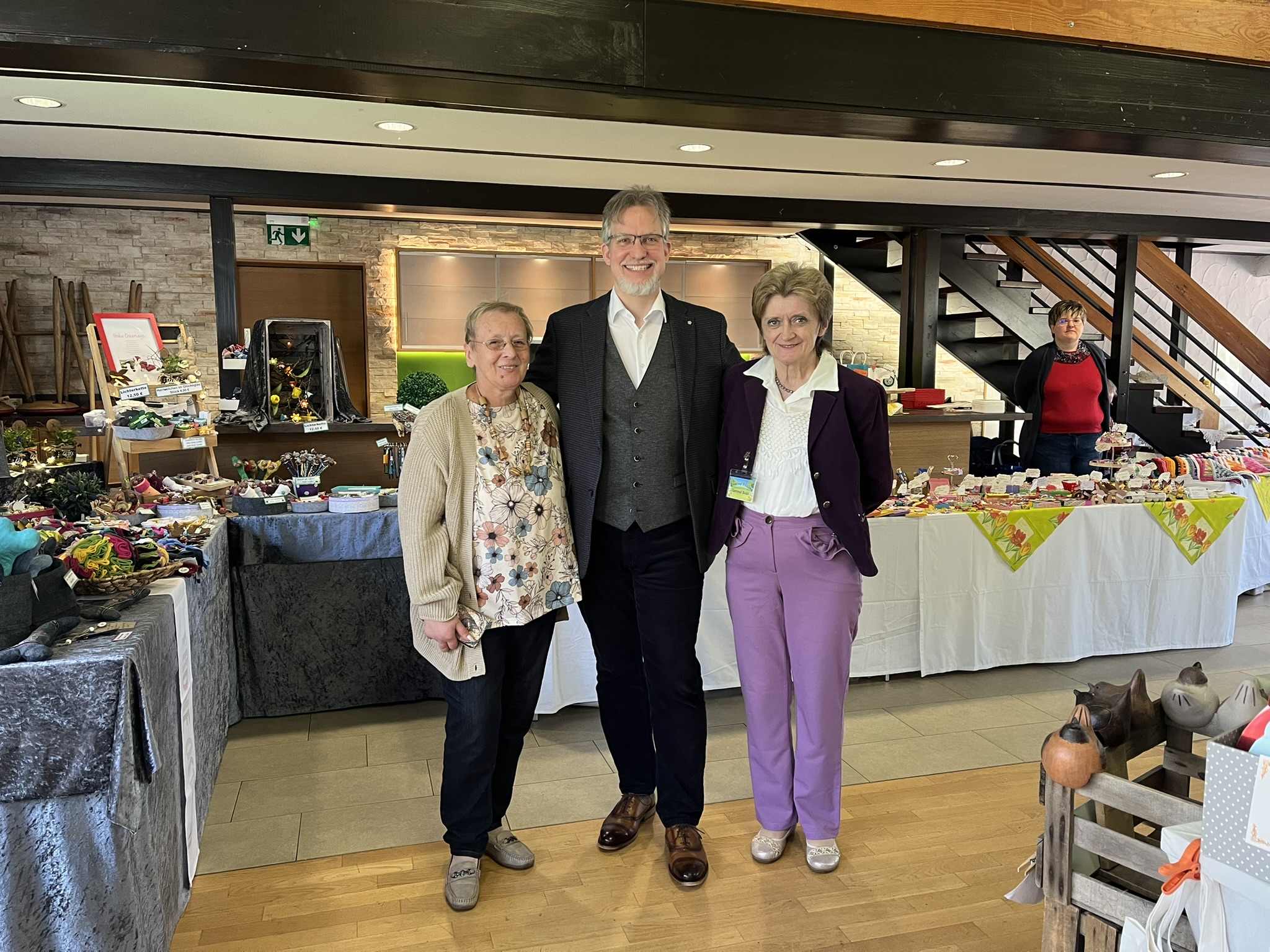 Sebastian Hoffmann mit den beiden Organisatoren Sabine Croft (li) und Gabriele Brandt (re)